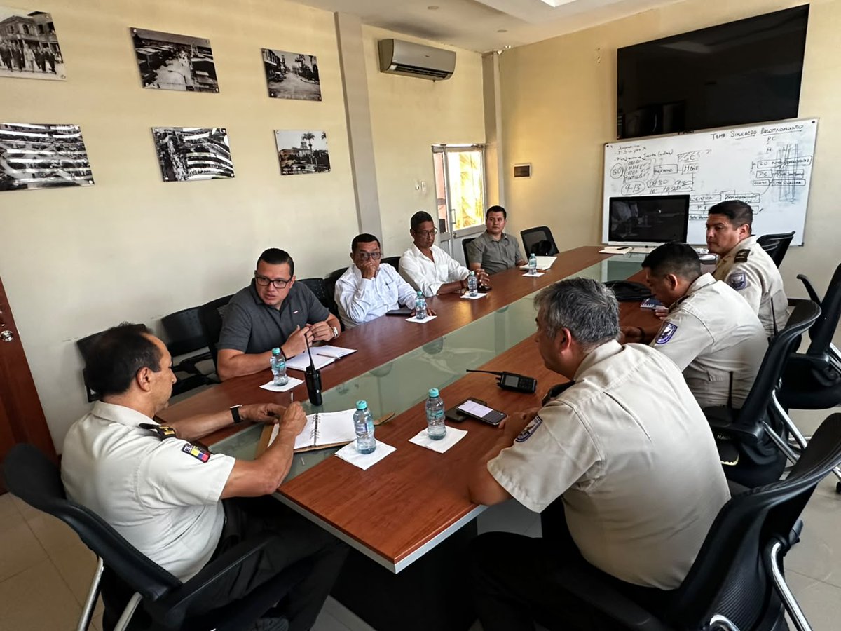 EducacionZ7_Ec's tweet photo. 🤝👮‍♂️ El coordinador de la Zona 7, Favio Villamizar, mantuvo una reunión de trabajo con representantes de la Policía Nacional, subzona El Oro, con el objetivo de articular estrategias que fortalezcan la prevención, el acompañamiento y la seguridad en las instituciones educativas. https://t.co/9tl6XD1QrU