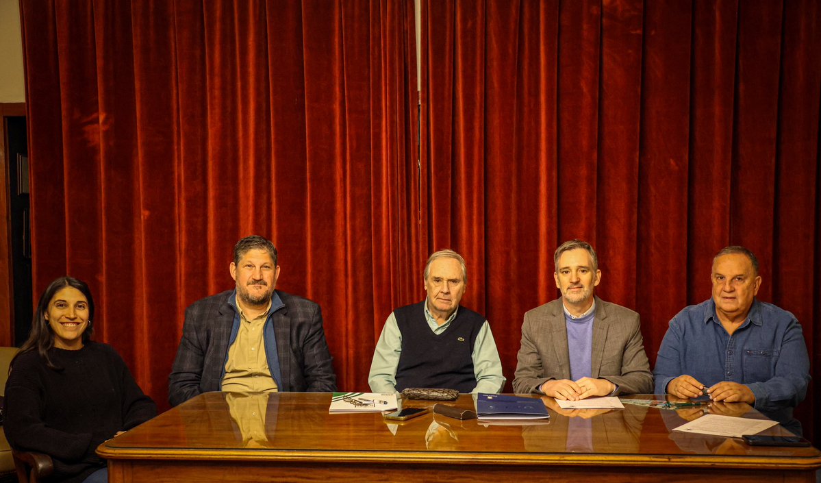 FerroOficial's tweet photo. 🎓💚 UN NUEVO ESPACIO UNIVERSITARIO EN FERRO

Ferro sigue ampliando su propuesta educativa. A su Nivel Inicial, Primario y Secundario del Instituto Ferro Carril Oeste, ahora suma un nuevo desafío: la creación de un espacio universitario.

✍🏼 En ese marco, mantuvimos una reunión con integrantes de la CONEAU y representantes de la Facultad de Cs. Soc. de la Universidad Nacional de Lomas de Zamora, con quienes avanzamos en la firma de un convenio para impulsar esta propuesta de Educación y Deporte.

La propuesta contempla el desarrollo, en modalidad presencial, de distintas carreras de grado y trayectos de formación vinculados al deporte:

• Profesorado en Educación Física
• Licenciatura en Educación Física
• Licenciatura en Actividad Física y Deporte (CCC)
• Licenciatura en Periodismo Deportivo (CCC)
• Licenciatura en Alto Rendimiento

Además, permitirá generar nuevas oportunidades de posgrado y formación continua para profesores y profesoras del Club.

🇳🇬 Así, Ferro continúa construyendo una propuesta educativa integral: desde los primeros años de formación hasta el ámbito universitario, generando nuevas oportunidades de capacitación, desarrollo y profesionalización para nuestra comunidad.