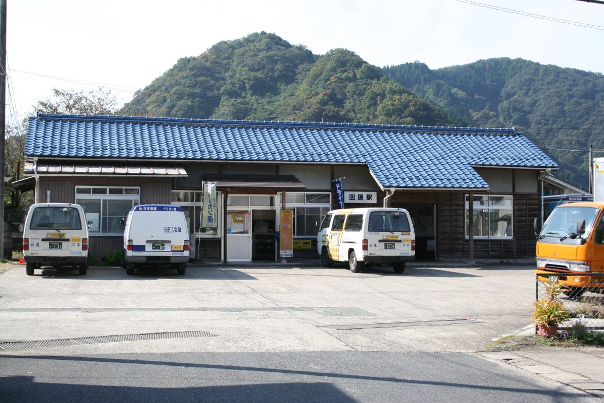 akatsukisha's tweet photo. 駅とまちの将来を考えるフォトエッセイシリーズ『駅路VISION』（エキジビジョン）
第33巻まで20年分のバックナンバー（リフロー型電子版のみ）はこちらから。
https://t.co/YrE7yFG0ue

写真は第9巻「陰陽Ⅳ」より、#三江線 現役当時の各駅を。
#石見川本駅
#因原駅 
#鹿賀駅

※本書は全巻Kindle読み放題対象です。
※第34巻以降は製本版、電子版ともございます。
「第34巻・鹿児島本線Ⅱ」（新大牟田・荒尾～鹿児島中央）2025初版
https://t.co/WqxFeswv98
「第35巻・陰陽Ⅲ」（芸備線・木次線）2025初版
https://t.co/TRONefo0JZ
「第1巻・鹿児島本線Ⅰ」（門司港～大牟田）2026改訂版
https://t.co/GP5FejR38K

#駅路VISION #発掘駅タビ #駅旅 #鉄道旅 #まちづくり 
 #JR西日本