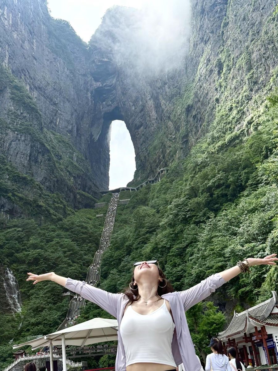 Meiguiyan's tweet photo. 暑假带娃去了趟天门山旅游，回来整理照片才发现，娃的身高已经比我高了。
明天她就回学校去，又只剩下我一个人在家😭 https://t.co/Qq6QFd1Da1