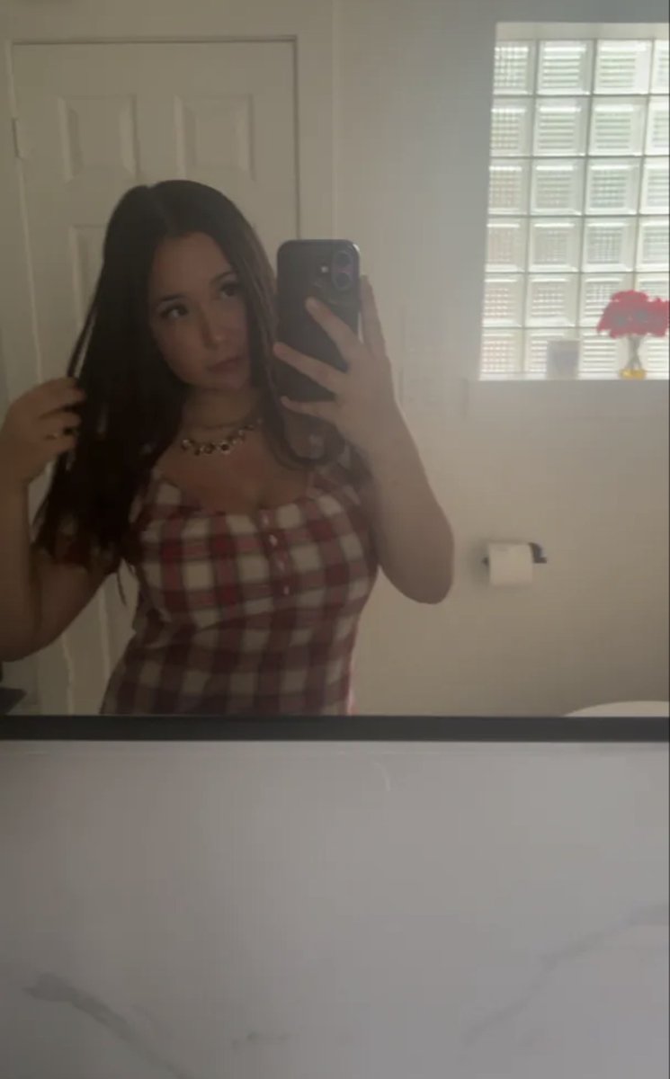 Emilylukeraa's tweet photo. cumslut hailey dm me https://t.co/fYB9ZiCFKy