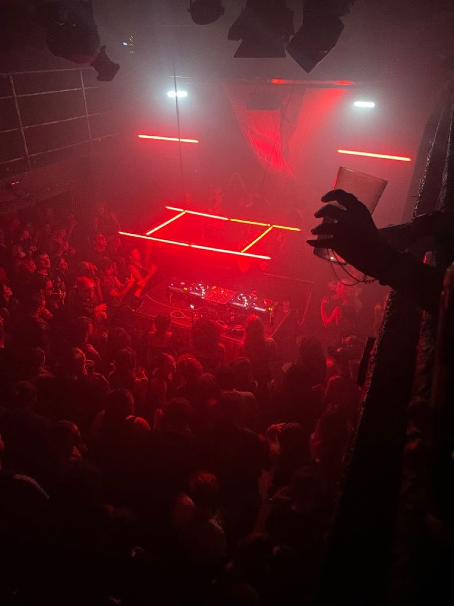 AnthonyKelant's tweet photo. Woodsmoke lets go, like it''s keeping score. 🌇. Some nights feel like a worn coat you still keep.

#FierceCookingVibes https://t.co/XkWeY2nuZn
