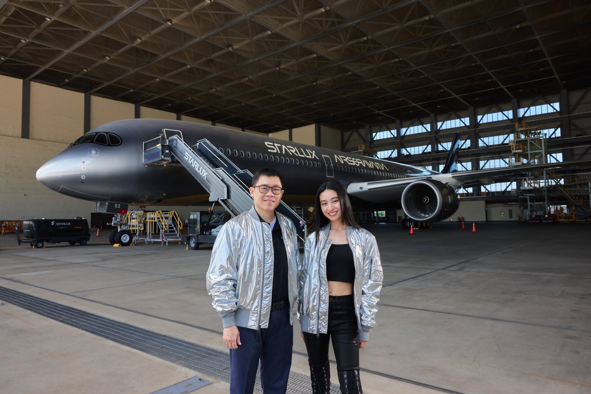 starluxjapan's tweet photo. STARLUX AIRSORAYAMAのアンバサダーを務めるKōki,さんが台北を訪問。張会長とともに、AIRSORAYAMA SILVERと対面しました✨

空山基氏の美学とスターラックス航空のブランドビジョンがどのように融合したのか、背景や想いを語った張会長。Kōki,さんは、その唯一無二の世界観を間近で体感しました。→ https://t.co/6em0QU58tV