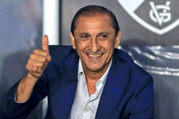 FutboolFichajes's tweet photo. 🤯🇦🇷 RAMÓN DÍAZ QUIERE DIRIGIR A RIVER Y ESTÁ ESPERANDO EL LLAMADO DE LA COMISIÓN DIRECTIVA TRAS LA SALIDA DE COUDET. 

💣 Es el elegido de la gente y hay mucha presión para que reemplace al Chacho: hoy es uno de los dos candidatos junto a Hernán Crespo. 

✅ Lo confirma @RenzoMPantich