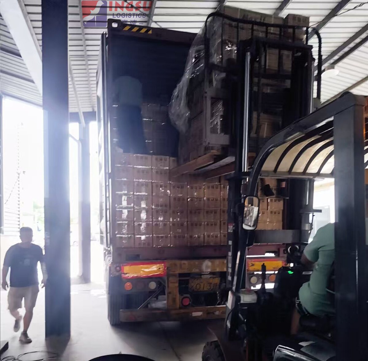 ChihoGoh's tweet photo. Loading day in China 🇨🇳

A container has been loaded and is now heading to the port.
From there, this shipment will continue by sea to Myanmar 🇲🇲
Another shipment on the move.

#ChinaToMyanmar #SeaFreight #INGSUlogistics https://t.co/GaONiFVVrj