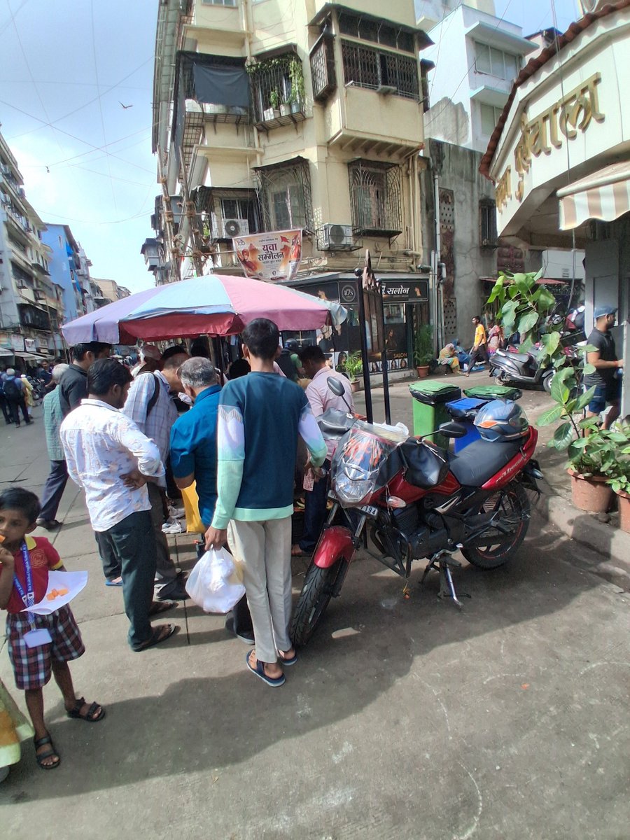 RupeshPuralkar's tweet photo. @mybmcWardA 
@mybmc

ब���रा बाजार, फोर्टचा राजा चौक समोर फेरीवाला अस्वच्छ पद्धतीने पपई-कलिंगड कापून विकतोय. उघड्यावर, अस्वच्छ कागदावर. आरोग्याला धोका. कृपया कारवाई करा.

Location: पंचम पूरी खाली, बोरा बाजार, फोर्ट - A Ward https://t.co/Pc8bFTN3iE