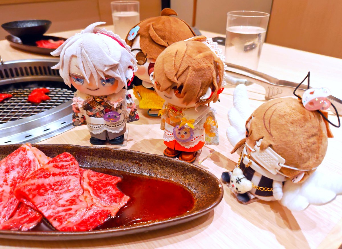 nuinui_twst's tweet photo. 夏バテ気味な母上に元気蓄えに行く？と焼肉誘ってランチしてきました🍴✨️お供に、インテでお迎えした着物でお洒落さんなHK組とまじらぼちゃんたうんと一緒！なしゃちょまる🍋とたうんと白虎と一緒！な天使を連れて行ったら、まるが全ての肉を狙ってるみたいになりました。デビルの羽根���よく似合う🤭 https://t.co/l7VBCweELZ