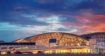 AAlkharoosi's tweet photo. أسعار المطاعم والمقاهي في السوق الحرة بمطار مسقط الدولي @OmanAirports أصبحت بحاجة إلى وقفة!

نتفهم أن أسعار المطارات قد تكون أعلى بسبب الإيجارات والتشغيل، لكن أن تباع قارورة ماء صغيرة بـ500 بيسة، بينما سعرها خارج المطار 100 بيسة، فهذا يعني زيادة قدرها 400٪!

وكوب أمريكانو بـ2.400 ريال مقابل نحو 600 بيسة في كثير من المقاهي.

المطار واجهة عُمان الأولى، والأسعار جزء من تجربة المسافر وانطباعه عن البلد. نأمل مراجعة هذه الأسعار ووضع سقفٍ أكثر عدالة، بما يحفظ حق المستثمر ويراعي المسافر