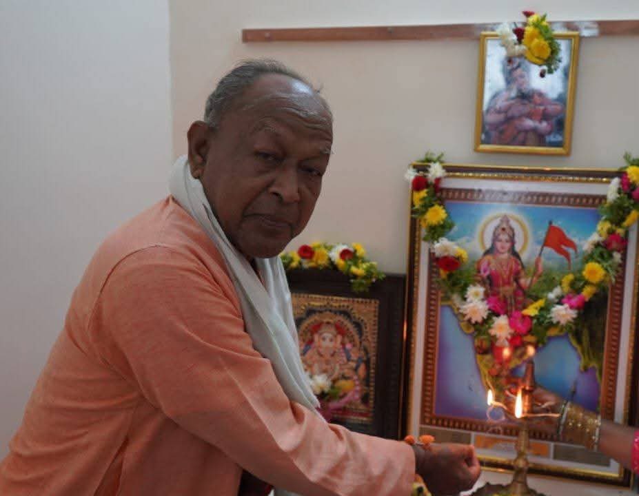 PonnaarrBJP's tweet photo. ஆழ்ந்த இரங்கல்

மூத்த பிரச்சாரக் ஸ்ரீ கணேஷன் ஜி அவர்கள் சிவலோகப் பிராப்தி அடைந்த செய்தி மிகுந்த வேதனையளிக்கிறது.

தேசப்பணியையும் சமூகப் பணியையும் தமது வாழ்நாள் கடமையாகக் கொண்டு, அர்ப்பணிப்பு உணர்வுடன் பணியாற்றிய அன்னாரது மறைவு ஈடுசெய்ய முடியாத பேரிழப்பாகும்.

அன்னாரை இழந்து வாடும் அனைவருக்கும் எனது ஆழ்ந்த இரங்கலைத் தெரிவித்துக் கொள்வதுடன், அவரது ஆன்மா சாந்தியடைய அன்னை பராசக்தியைப் பிரார்த்திக்கிறேன்.

ஓம் சாந்தி! 🙏
