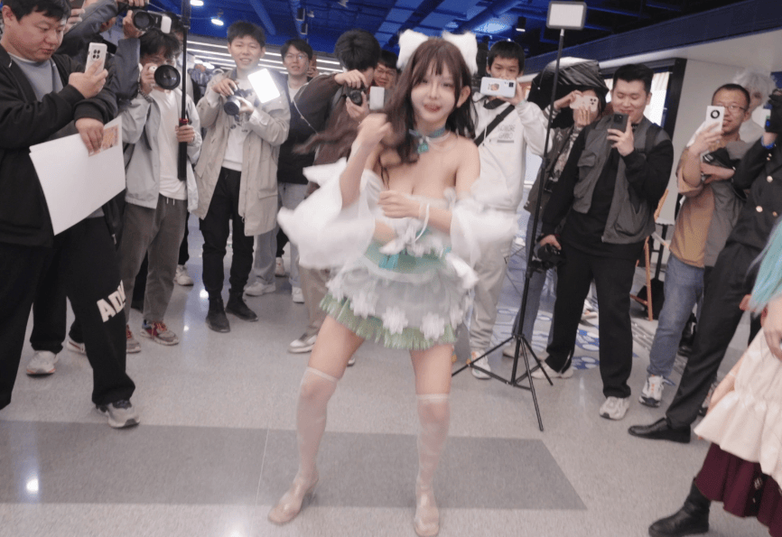 mayi_claudeth's tweet photo. Just hit the anime con jackpot  Grabbed limited-edition merch, met my favorite seiyuu, and my camera roll is already full of magic! Anime love really hits different here https://t.co/s4IOH3rNS4