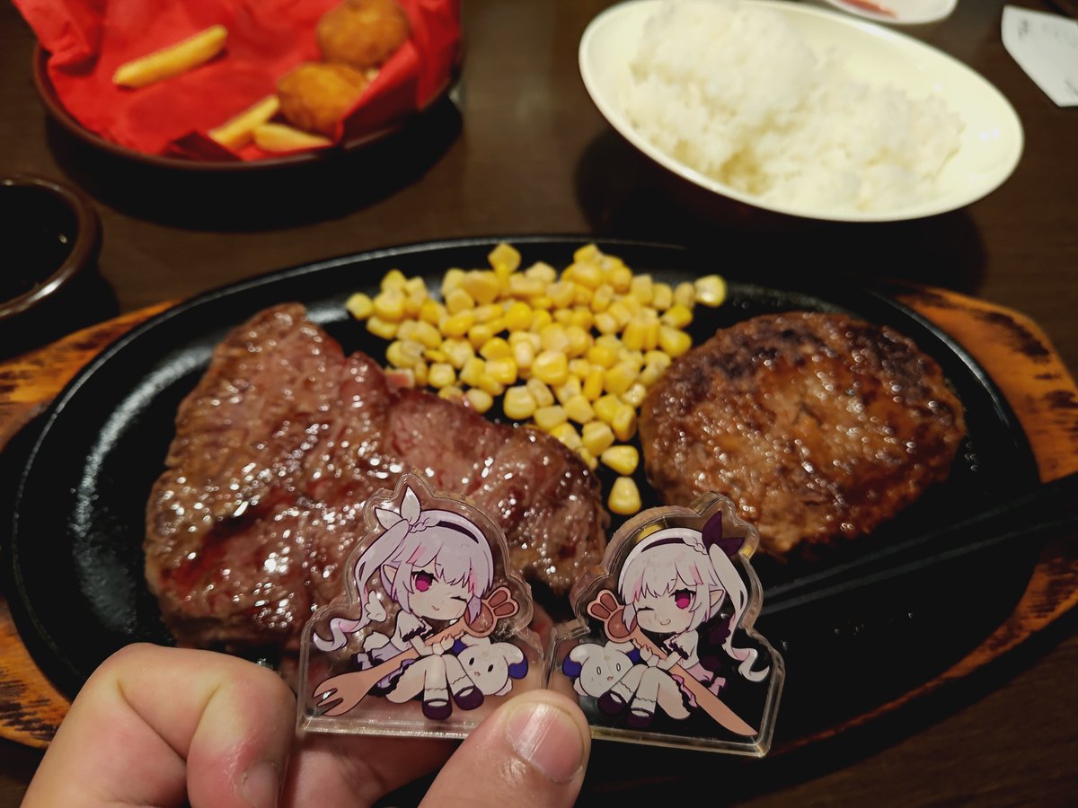 forfriendnico's tweet photo. 8/20 第一天的晚餐到了中野百老匯,
可惜時間有點晚了,就隨便找間店吃,因為這家店的外面很有趣,所以就決定吃這家了
#AKMerch
#希亞看這裡
#DearFawn
#尼塔掉了 https://t.co/c0iap4S7YC