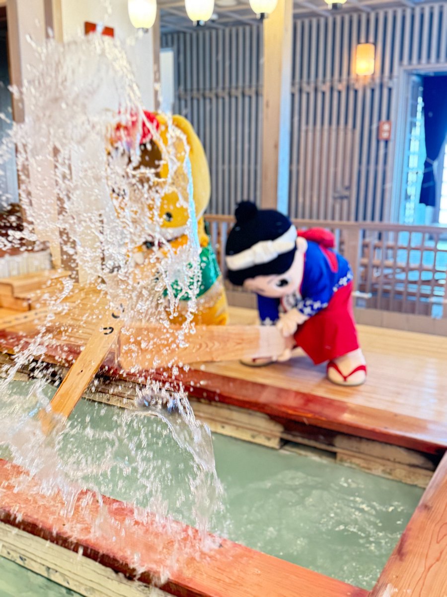 gunma_gunmachan's tweet photo. 明日は、ゆもみちゃんが ＃ぐんまちゃんのひろば に来てくれるんだ～
ゆもみちゃんと一緒に ＃ぐんまちゃんバ！踊るために草津温泉に行ったんだよ！
たのしかった～、上手に踊れてるでしょ！
これで、ゆもみちゃんもぐんまちゃんバ！隊員だよ🐴
 
#ぐんまちゃん #群馬 https://t.co/ZjbjYLh6yG