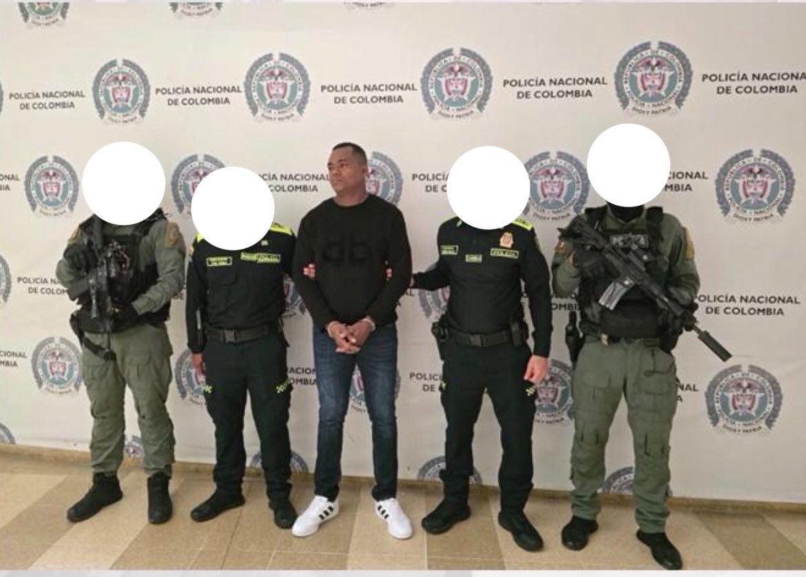 ElDatoEcua's tweet photo. #Urgente Eduardo Vásquez Ortiz, alias “Colombia” y señalado como cabecilla de Los Tiguerones, fue capturado en Armenia, Colombia.

Eduardo Vásques Ortiz fue capturado en Colombia. Según el ministro del Interior John Reimberg, el sospechosos es de Interés penal relevante y salió del país en 2022 tras obtener una prelibertad. En el vecino país está vinculado a un asesinato en Medellín.