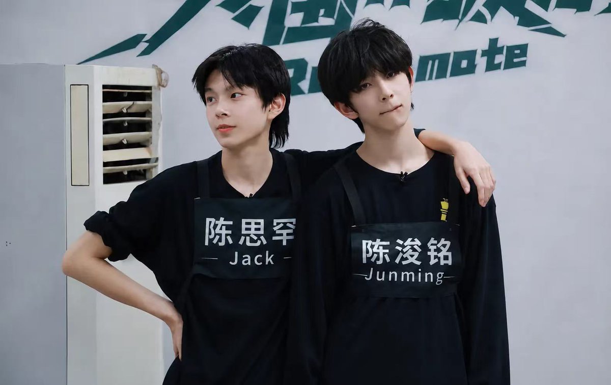 GeiBu36710's tweet photo. 有人懂吗？陈思罕虽然在一班里面很多哥哥照顾他，但是他在陈浚铭面前就是想当哥哥，有一种哥感。陈浚铭也恃宠而骄会对陈思罕撒娇“都怪你”“我今天不会再和陈颂说话了好吧”。陈思罕就这样宠着宠着就把屁股送上去了 https://t.co/aDYtFSMMVh