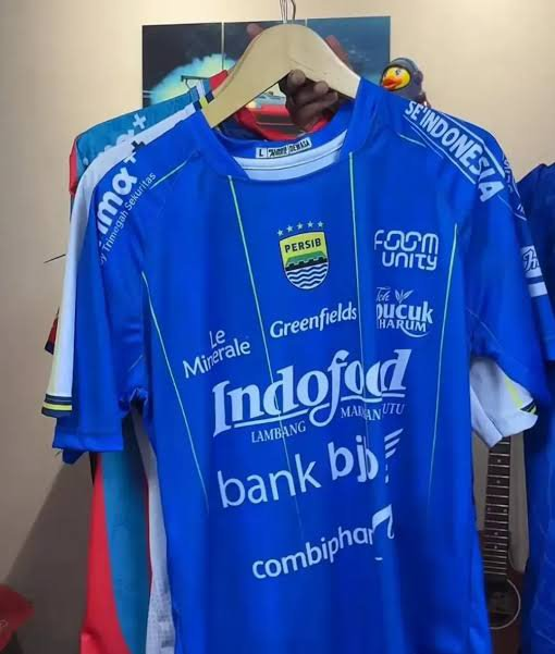 RestuAwalliddin's tweet photo. Tulisan kali ini akan menjadi sedikit lebih panjang dari biasanya. Izin, guys!

Sebagai bobotoh, ada rasa jengkel pas liat jersey KW Persib yang langsung "beredar", bahkan sebelum jersey resminya sempet dipegang banyak orang. Tapi kalo difikir ulang, hal tersebut malah jadi munculin pertanyaan "kenapa fenomena KW-an ini seakan terus berulang?" 

Di era multiplatform seperti sekarang, selain karena ada kelalaian di rantai pasok, rasanya cara algoritma platform yang nempatin "penjual resmi" dan bajakan jadi setara, sampe realita ekonomi informal yang bikin siklus kaya gini tuh kayanya nyaris dan mustahil diputus cuma dengan menindak satu-dua penjual aja.

Kita coba sedikit bedah dari sisi produsen KW.
Produsen KW jelas gak perlu lewat proses produksi resmi, quality control, atau approval dari klub dan apparel partner sebelum bisa jualan. Mereka tinggal nyontek foto official, upload, live. Meanwhile produk resmi kudu lewatin rantai pasok yang jauh lebih panjang sebelum akhirnya nyampe ke toko, dan tangan pembeli.

Buktinya kan keliatan banget. Jersey KW-nya Persib bisa nongol cepet di live TikTok Shop, bahkan MUNGKIN sebelum toko resmi sempet naikin listingnya sendiri, mereka udah punya stock yang cukup buat dijual. Ditambah lagi, algoritma di platform kaya TikTok Shop dan Shopee juga gak dirancang buat bedain mana yang resmi dan mana yang bukan.

Hal ini secara gak langsung jadi obstacle buat seller resmi. Karena pada akhirnya yang paling cepet sama yang paling murah yang secara spreading bisa jadi lebih luas. 

Di sisi produksi, gambarannya lebih pelik lagi. Sebagian besar produsen dan penjual KW ini secara gak langsung bergerak di sektor ekonomi informal. Sektor yang nyerap lebih dari separuh angkatan kerja di Indonesia. 

Buat sebagian dari mereka, hal kaya gini tuh jatohnya jadi personal. Jadi lebih ke gimana "keluarga bisa makan hari ini". Fakta pahit yang penting untuk dipahami, tapi juga perlu digarisbawahi kalo menjelaskan BUKAN berarti MEMBENARKAN. 

Desakan ekonomi kaya begini tuh kayanya bisa sedikit ngejelasin kenapa suplai KW terus beregenerasi meski ditindak berkali-kali. Itupun enggak otomatis ngehapus fakta bahwa produk itu tetap mengambil untung dari hak cipta orang lain, dan alasan-alasan usang tersebut juga tetep gak otomatis bisa dianggap bener. 

Apalagi kalo kita mau jujur, gak semua produsen KW itu dateng dari kondisi serentan yang yang kita kira. Terus juga, rasanya masuk akal buat punya asumsi kalo sebagian dari mereka tuh cuma manfaatin celah pasar aja, bukan bener-bener kepepet.

Dan supaya argumen soal KW yang secara tidak langsung bersinggungan dengan "kemiskinan struktural" jadi enggak terlalu gampang buat dipake sebagai jawaban tunggal, ada baiknya kita sedikit menengok ke "luar". 

Di US, barang bootleg, dari jersey NBA/NFL sampe sneakers palsu, tetap masif beredar, sampai disita otoritas bea cukai sana pun dalam jumlah besar tiap tahun. Kalo kerapuhan ekonomi kelas bawah jadi alesan dan penyebab utama kenapa barang-barang begini tetep bisa melanglang buana seperti Universitas yang ada di jalan karapitan, mestinya fenomena ini nyaris tidak ada di sana. Bahkan di belahan dunia manapun. Tapi sayangnya, kenyataan di lapangan seringnya berbanding terbalik. 

Artinya faktor ekonomi informal Indonesia ini bisa jadi memang memperbesar skala masalah, tapi bukan juga jadi akar dari masalah itu sendiri. Akar yang lebih universal ada di hal lain. Salah satunya adalah penegakan hukum kekayaan intelektual yang cukup lemah.

Tapi, kalo ditilik lagi pun penegakan hukum yang lemah itu juga gak bisa jadi alasan kenapa KW-an ini jadi bisa terus-terusan muncul sejak awal. Bisa jadi juga, hal tersebut jadi alasan kuat kenapa siklusnya kaya gak pernah beneran beres  meski udah ditindak berkali-kali. Ruweeeet.

Kita berandai-andai dulu yuk! Semisal penegakan hukum di Indonesia bisa seketat di negara-negara dengan proteksi IP kuat macem negara-negara maju, kayanya kanal-kanal digital kaya live commerce yang di TikTok bisa ditekan secara signifikan. 

Taaaaapiiii di jalanan, di pasar, di pedagang emperan sekitar stadion yang rame pas matchday, kayanya cara ngebredel pemaen yang bisa dilakuin secara daring tuh nyaris mustahil bisa ngejangkau semua aspeknya. Hukum tuh emang bisa dipake buat nutup satu pintu, tapi kadang jadi sulit buat nyentuh akar masalahnya.

Terus apakah social sanction bisa jadi solusi? kaya rasa malu kolektif yang terbentuk kalo ketauan pake KW-an? 

Di satu sisi, ini terdengar masuk akal. Sampe akhirnya kita "dibenturin" sama kenyataan bahwa enggak semua pembeli KW tuh BERADA di posisi yang SAMA. Ada yang beneran kepepet secara ekonomi, ada juga yang mampu, tapi sekadar gak terlalu peduli. Kaya beli jersey cuma buat sekali pake pas nobar atau konvoi doang, bukan dipake buat jadi identitas kolektif di masyarakat.

Nah, kalau sanksi sosial ini dipake tanpa ngeliat kondisi ke semua pembeli, kayanya bisa beresiko bikin hierarki baru di dalam tubuh suporter sendiri yang tentunya kita semua gak mau buat itu terjadi. 

Kaya siapa yang dianggap "bobotoh sejati" / adanya "tier" dalam perbobotohan cuma karena mampu beli yang asli, dan siapa yang dianggap kelas dua karena tidak. 

*Karena sebenar-benarnya titel Bobotoh Tier 1 cuma dimiliki oleh bapak @rskuntowiyoga saja. Iziiiiiiiin 😂🤣🙏🙏

*Oke kembali ke laptop!*

Ironisnya, anggapan-anggapan tersebut justru jadi bentuk pemisahan kelas yang paling jelas terlihat dalam tubuh supporter sendiri. Identitas kolektif yang terbangun dengan semangat yang seharusnya soal kebersamaan lintas kelas ekonomi, malah berubah jadi soal siapa yang paling niat secara finansial.

Sebagai penutup mungkin pertanyannya adalah bukan "kenapa orang masih beli KW", tapi kenapa sistem yang mengelilingi perihal jersey ini, mulai dari kecepatan produksi resmi, cara kerja algoritma marketplace, sampe lemahnya pengawasan justru malah lebih mendukung jalan yang "salah" ketimbang jalan yang "benar".

Saya sepakat sama tulisannya Pak @rskuntowiyoga  di akunnya yang bahas potensi loss-sell dari adanya Jersey KW ini.

Belio berpendapat kalo "Persib gak lemah di penjualan high-end". Justru tantangannya adalah gimana memaksimalkan segmen low-end dan menjaga supaya kebocoran yang sudah terjadi tidak terlalu berdampak banyak pada operasional secara menyeluruh.

Memaksimalkan stock SE bahkan sejak sebelum pengumuman resmi, spreading yang masif dan maksimal, hingga penetapan promo-promo khusus untuk SE biar yang KW ini penyebarannya bisa lebih sempit lagi. Jadi pas rilis resmi muncul, setidaknya yang SE ini stocknya mencukupi demand.

Hal tersebut kayanya bisa jadi salah satu cara selain memang dengan treatment melalui jalur legal yang tepat sasaran biar ekosistemnya jadi makin sehat, dan lebih baik lagi.
