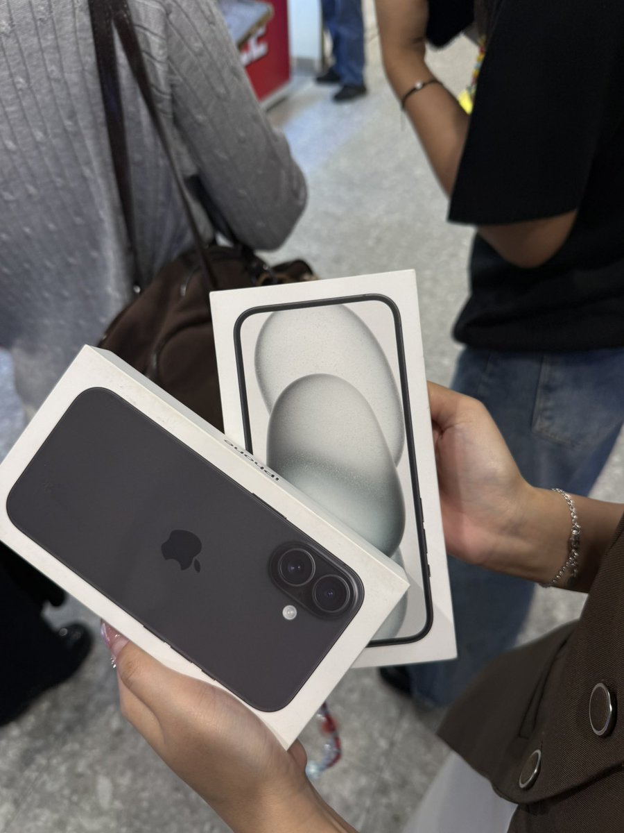 broylino24's tweet photo. งาน clearance sale ที่ตึกทรูดิจิตอล101 ไอโฟนลดฉ่ำ วันนี้วันแรก gadget อื่นๆก็มี หมดแล้วหมดเลยเด้ออ

27-31 สิงหา 🤑
📍True digital park101 (ตึกที่มียูนิโคล) 
งานอยู่ชั้น B2 ลงบันไดเลื่อนตรงร้าน auntie anne’s https://t.co/0nFnRACOfc