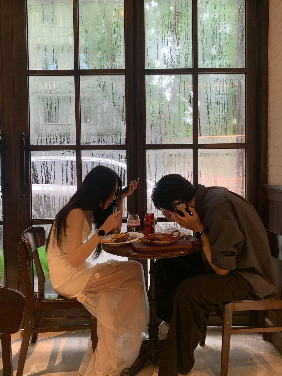 Peechaya1996's tweet photo. คนโสดกินข้าวกับใครอะ หลิวๆกินกับแฟน https://t.co/bLltt7KjMw