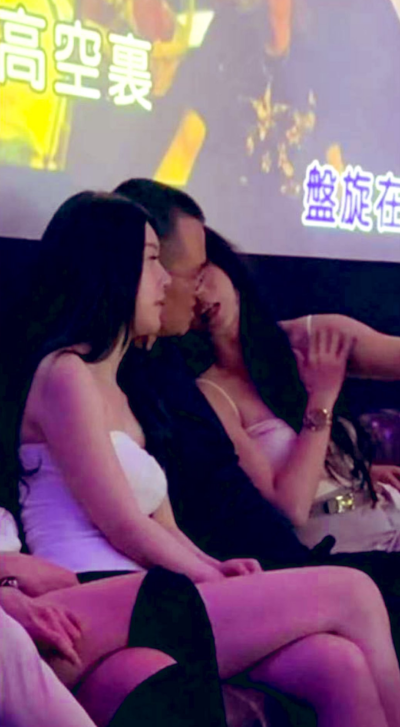 banbendaan's tweet photo. CZ已经成了刻板印象里的那种有钱自恋老登。

金钱自由后开始教育年轻人，宣传自己的成功学，谈古论经。

用拙劣的文笔写书，裹挟着年轻人给他捧臭脚，然后在谎言与赞美中达到高潮。

附图：爱双飞的教育家。 https://t.co/9MUNQQRMHP