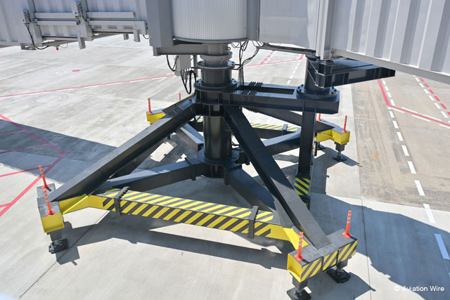 Aviation_Wire's tweet photo. 「日本一長い搭乗橋」なぜ羽田1タミに？　解説・拡張見据えた100m弱"コの字型"PBB
https://t.co/V0NkFtHBQl

日本一長い搭乗橋が出来た羽田1タミの北サテですが、なぜこのような形になったのかをまとめました。 https://t.co/nhEYcDTQNb