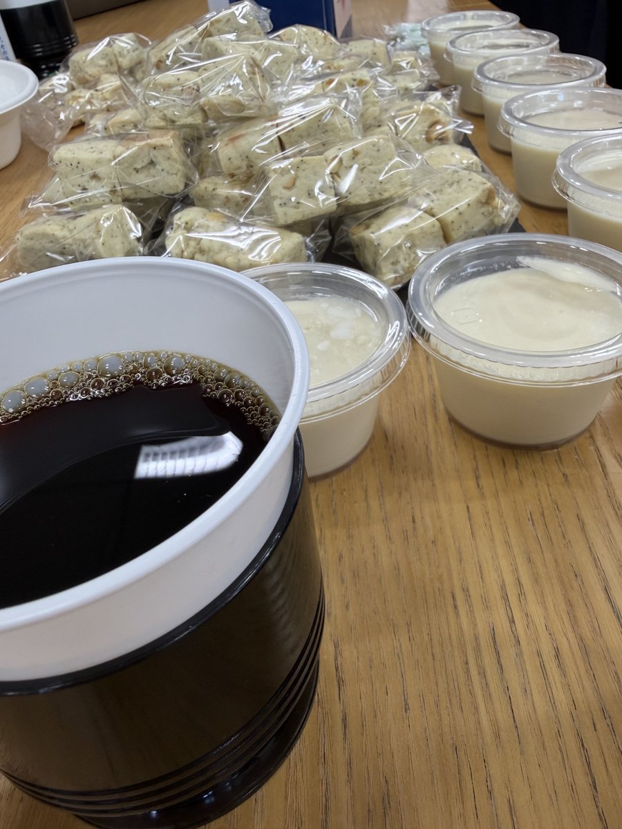 SOCKETS_JP's tweet photo. ＼ #ソケッツの社内文化 ／

☕️8月の【S&amp;C】をご紹介🍪

仕事の合間に、ひと休み。

今回は、エンジニア手作りの水出しアイスコーヒーやスコーン、パンナコッタが登場✨
チャリティの募金箱も設置。
お菓子を囲みながら社員同士の交流を楽しみました♪

#社内イベント https://t.co/UV6K39cYU7