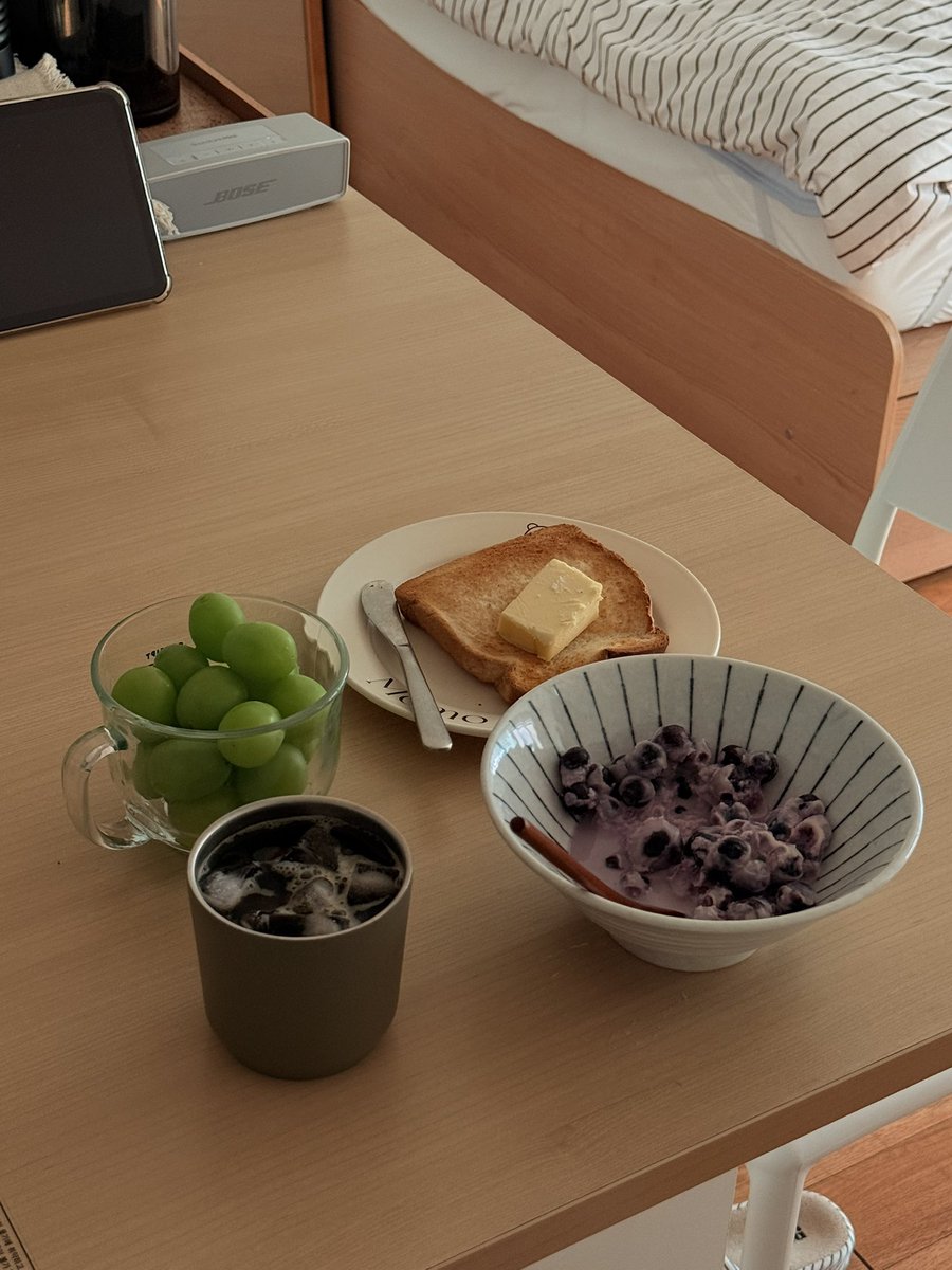 dear_my__m's tweet photo. 당분간 평일에는 없을 커피&amp;빵 점심식사! 엄마가 보내준 냉동망고 샤인머스캣 정리해두고.. 방청소도 싹 다시 했다. 샤인머스캣 일부는 얼려뒀다가 학교 다녀와서 먹어야지. https://t.co/5taTqTENsF