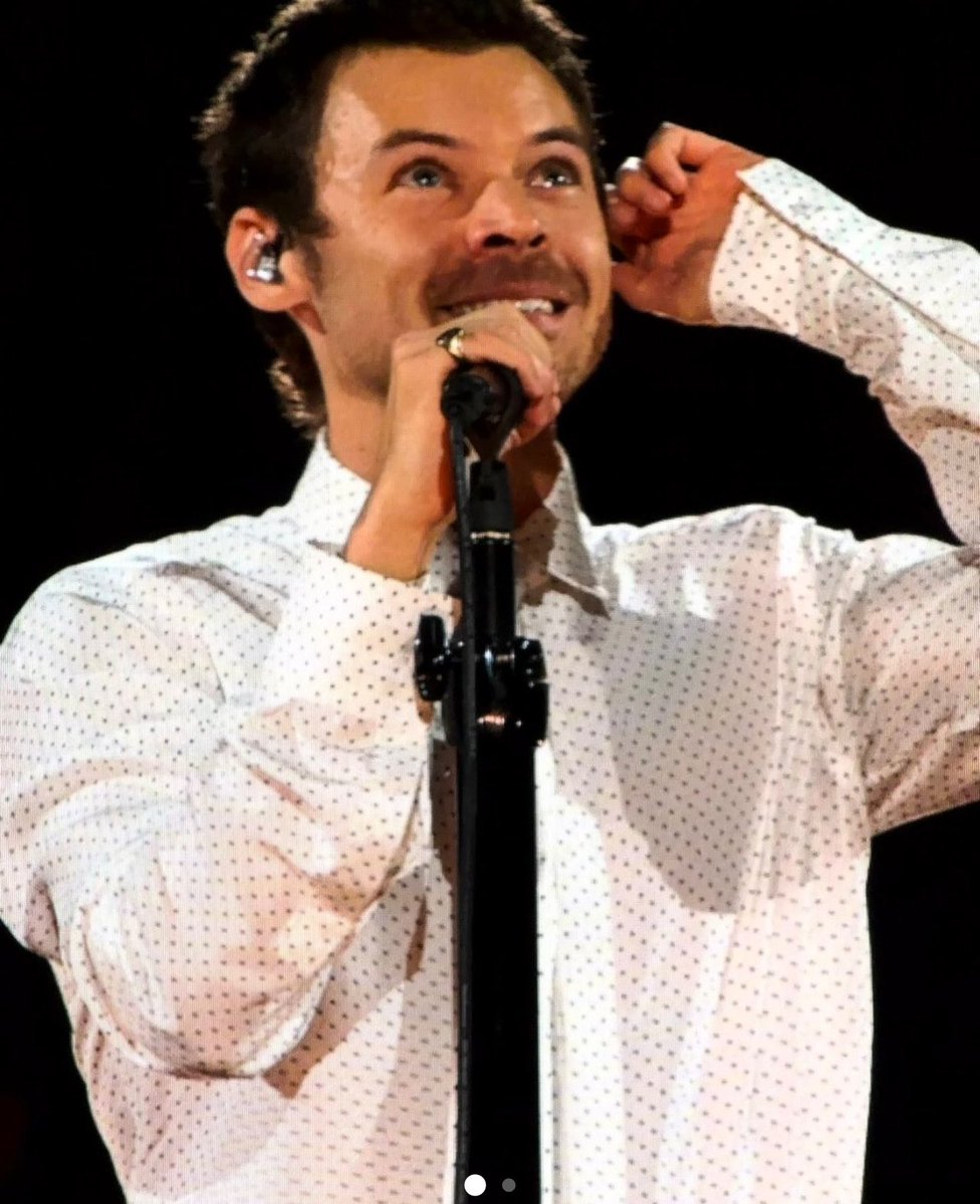 28untiltheend's tweet photo. LOOK AT HIS FACE!!
LOOK ... AT ... HIS ... FACE
THOSE ARE HIS LOUIS EYES AND NO ONE CAN TELL ME OTHERWISE https://t.co/SPBj6VuO1K