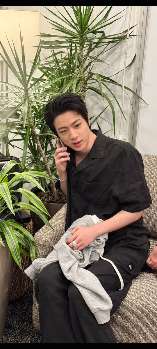 jinnies_luv7's tweet photo. This must be how seokjin looks in real life https://t.co/V5pVIIVkwU