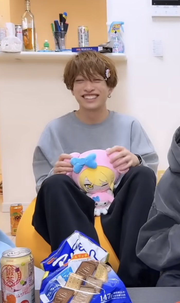 gos2ip__'s tweet photo. えへ、えへへ、、、マイメロちゃんを抱えるねむねむふわふわセンラさん、、、( > <。)👼🏻💞 https://t.co/nbchQPjcir