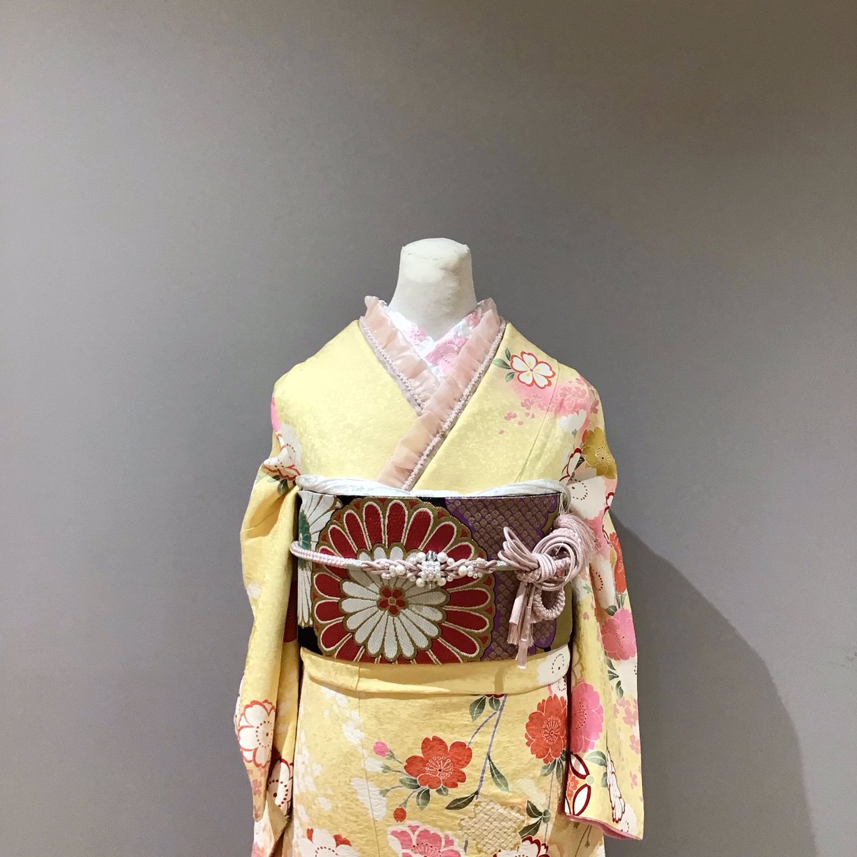 jo_tachikawa's tweet photo. 💛振袖のご紹介💛

黄色とピンクで可愛らしい一着です𓂃 𓈒𓏸𑁍

レース衿、帯締めもピンクで
まとめました✨✨

振袖レンタルフルセット“39,000円均一”‼️
ご来店予約お待ちしております(´˘`＊)

#ジョイフル恵利OUTLET #立川 #レンタル 
#安い #振袖 #成人式 https://t.co/3j5oSFgJMD