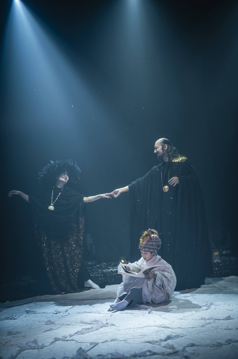 GGarage3's tweet photo. G.GARAGE///
シェイクスピア道シリーズ第六道
『冬物語』

初日、無事に幕が開きました！
終演後の皆さまのお顔を拝見し、やってよかったと心から思いました🥲✨
まだ始まったばかりですが、
今週末が千秋楽です！
是非、ご覧くださいませ‼️

🎫チケットはこちら
▶︎ https://t.co/GJ0AXWTnIB

＜残り上演スケジュール＞
8月27日（木）18:30
8月28日（金）13:00／18:30
8月29日（土）12:00(当日券のみ)／17:00
8月30日（日）12:00(当日券のみ)
＊開場は、開演の30分前。
＊上演時間は、途中休憩を含め2時間45分。

＜会場＞
すみだパークシアター倉
https://t.co/iYawCS7zsF
東京都墨田区横川1-1-10
（入口は大横川親水公園側)
アクセス：
JR総武線「錦糸町駅・北口」より徒歩15分
都営浅草線「本所吾妻橋駅・A2出口」より徒歩13分
半蔵門線・東武線「押上駅・B2出口」より徒歩15分
東武伊勢崎線「とうきょうスカイツリー駅・正面口改札」より徒歩12分

＜CAST＞
#河内大和
#真以美
#横井翔二郎 ＊Wキャスト8/27-30
#鈴木真之介 ＊Wキャスト8/26
#渡部哲成
(以上G.GARAGE///)

#土屋神葉
#笠井日向
#浅沼成
#ゴーシュ凜
#橋本好弘

#萩野崇
#エミ・エレオノーラ
#塚本幸男

#青蓮

＜チケット料金＞（税込・全席指定・前売当日共）
一般¥7,500
U-25(25歳以下)¥4,500
(U-25は枚数限定・入場時身分証提示)
＊未就学児の入場はご遠慮いただいております。

＜チケット取り扱い＞
カンフェティ
https://t.co/GJ0AXWTnIB

＜あらすじ＞
シチリア王レオンティーズは、幼なじみのボヘミア王ポリクシニーズと王妃ハーマイオニの関係を疑い、激しい嫉妬によって妻と王子を失い、生まれた娘まで捨てさせてしまう。しかし神託によって王は自らの過ちを知り……
そして16年後、捨てられた娘パーディタは羊飼いのもとで美しく成長し、ボヘミア王子フロリゼルと恋に落ちる。二人の運命は、長く断ち切られていた二つの王国と家族を再び結びつけていく。

悲劇の冬を超え、祝祭の夏へ。季節は巡り、愛と赦しが奇跡を呼ぶ。
シェイクスピアが描いた、最も美しい再生の物語！

＜STAFF＞
原作：#ウィリアム・シェイクスピア
翻訳：#松岡和子
演出・美術・上演台本：#河内大和
衣装：#時広真吾（リリック）
舞台監督：#浦弘毅（ステージワークURAK）
照明：#若井道代（ライティングユニオン）
音響：#古川直幸
音響操作：#鈴木暁（碗プロダクション）
劇中歌制作：#河内大和
宣伝美術：#魚住和伸
宣伝写真：#BUN
ビジュアルヘアメイク：#和田しづか
映像収録：#佐久間啓輔
票券・当日運営：#秋好毬子（MIMOZA）
企画・製作：G.GARAGE///
後援：カンフェティ

＜協力＞(五十音順)
(株)大沢事務所、(株)COME TRUE next、(有)スマイルモンキー、青年座映画放送、(株)ホリプロ・ブッキング・エージェンシー、PAPALUWA、碗プロダクション

🇷🇴🇵🇱世界的シェイクスピア・フェスティバルでオープニング・アクト(I.D Sirbu Hall)を飾った、河内大和主宰G.GARAGE///が挑む、シェイクスピア最大の奇跡！！

#GG冬物語
#GGarageShakespeareDoCompany