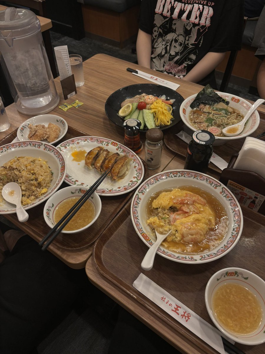 aloneDTgourmet's tweet photo. 渋谷道玄坂餃子の王将。
あ、ちなみにここキムタク来たところ。
王将ってまじ2週1で行ってる。
王将を網羅した俺が頼むのはもう絶対チャーハンセットチャーハン大盛り。
餃子6個にからあげにチャーハンって3種の神器か。
ほんでこのスパイスな。絶対危ない物入ってると思ってる。料理に全がけ。 https://t.co/iLQN8zx4Vk