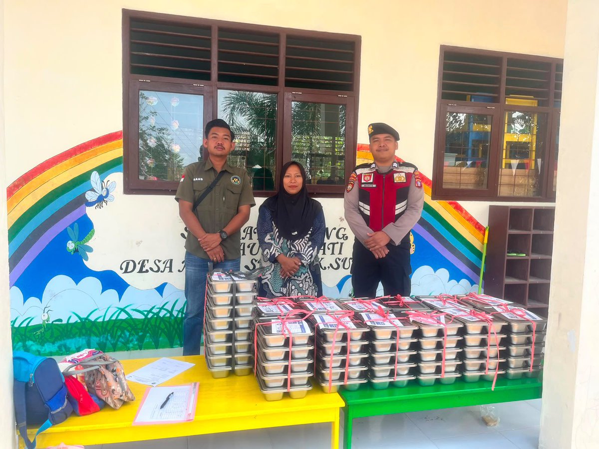 PolresSukamara's tweet photo. Personel Sat Samapta Polres Sukamara melaksanakan patroli dan pengawalan Program Makanan Bergizi Gratis (MBG) ke sejumlah sekolah dan posyandu di wilayah Kota Sukamara, Kamis (27/08/2026) Pagi. https://t.co/jfzmjyLdK9