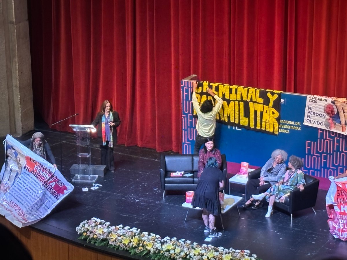 CAVOvalecillo's tweet photo. El vato que entró a romper el evento de Ángela Davis es el clásico estereotipo de activista del Cubo que quiere hacer que todo se trate de ellos. 

Ni siquiera dejó hablar a sus compañeras y se peleó con todos. 

El hombre performativo universitario en su etapa final. https://t.co/LR3UqsjggZ