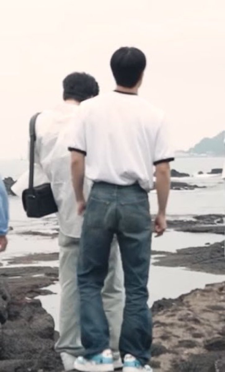 heywinterlove's tweet photo. ty tuh kaya jm gak sihh, mereka berdua kalau lagi sendiri tuh keliatan banget gede badan nya, tapi kalau udah ty berdiri di sebelah jh trs jm berdiri di sebelah jn mereka (ty &amp; jm) jadi keliatan kecil karena lakik nya literally segede gbk 😭😭😭😭😭😭😭😭🤏🏻🤏🏻🤏🏻🤏🏻🤏🏻🤏🏻 https://t.co/5l9E9Eo4z6