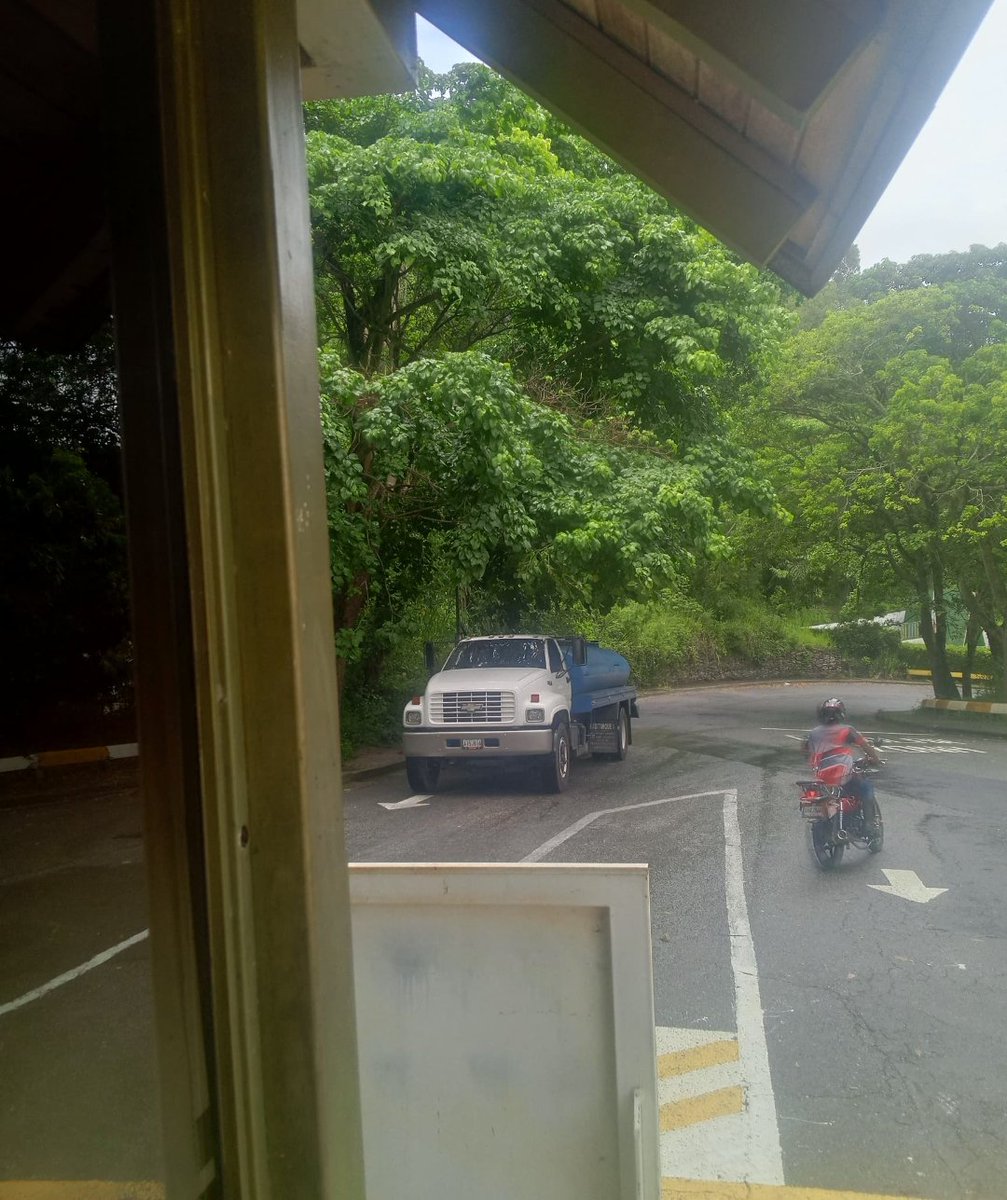 clavisar's tweet photo. @hidroven_ve @hidrolibre @fernandomelena @ServiciosEH @ElHatillo CARAVANA DE CAMIONES CISTERNA HACIA LAS AVENIDAS SUR 3, ESTE 5 Y PROLONGACIONES DE LA URBANIZACIÓN LOS NARANJOS, 1RA ETAPA, YA ES RECURRENTE O PERENNE LA AUSENCIA DEL SERVICIO DE AGUA EN ESTE SECTOR https://t.co/Spvn4Pv65V