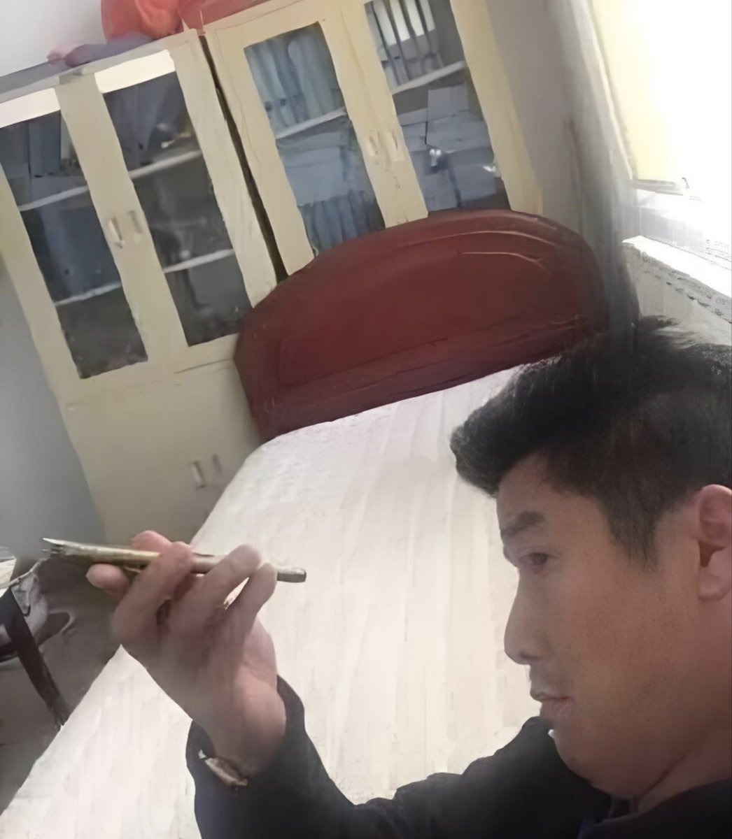de_ma8580's tweet photo. @XXY177 哎呀，手机充电口进灰尘了我要好好检查一下看看能不能修好才能充电…… https://t.co/bfkaAy6g5A