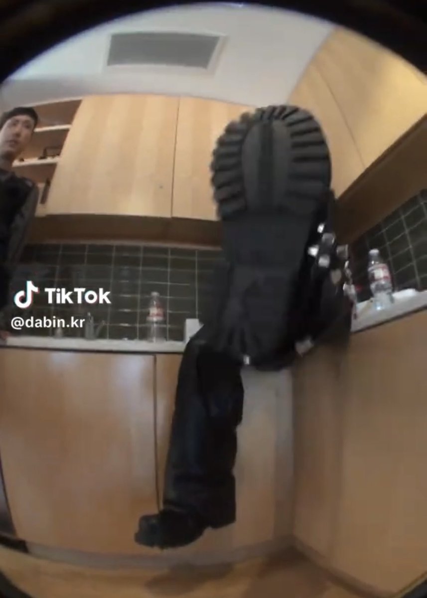 icepeachtee's tweet photo. hes the size of one boot 🥾 https://t.co/9wzmDEZImH