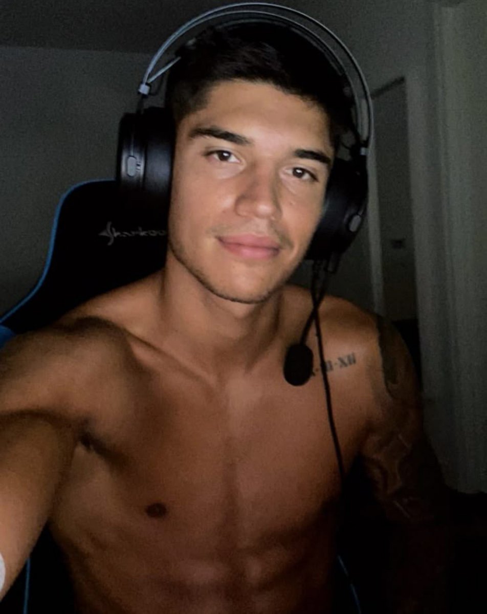jq_correa's tweet photo. sale ese minecraft chicas https://t.co/UM5AtsvsK9