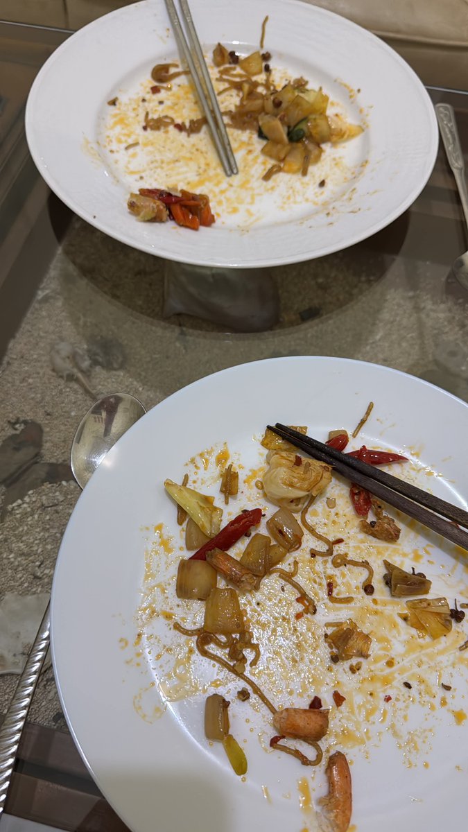 keluhkesahkonoh's tweet photo. jadi gara-gara si ibu kimpul, aku iseng beli mie lethek (100% dari pati singkong). kaget pas dateng, 1 kg ternyata 1 plastik guedeee 😭

aku masak jadi mie lethek mala, ternyata teksturnya enak dan kenyal banget. approved by suamiku semenit abis 😅 suamiku orang korea, katanya ini mirip sama japchae yang sering aku bikin.

ternyata kita tuh banyak banget makanan sehat, low calories, sekaligus murah, cuma belum banyak orang yang tau.

sebelum ini aku juga beli mie sagu (100% dari pati sagu), dan itu juga enak pwoll, mau dimasak kuah atau kering sama-sama enak.