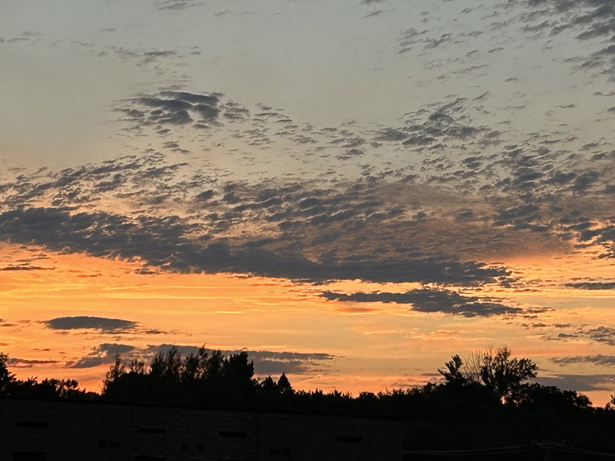 RenaudMicheline's tweet photo. Fin de soirée colorée, en plus d’une lune qui se balance dans la pénombre de la nuit. https://t.co/EfqIp43jCK