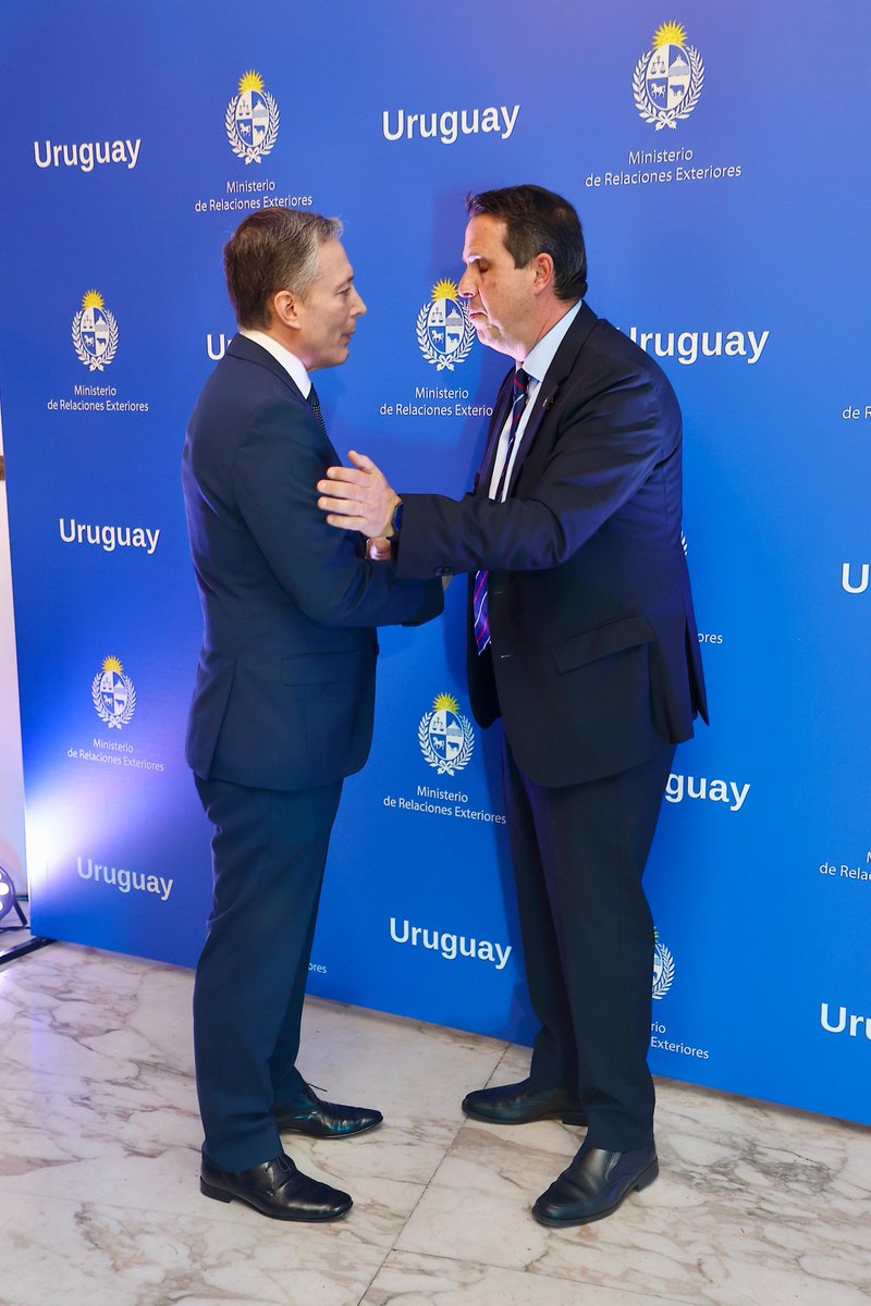 fernandogray's tweet photo. Tuve el agrado de participar de la celebración de la Fiesta Patria de la República Oriental del Uruguay, en la Residencia de la Embajada en Buenos Aires.

Fue una excelente oportunidad para compartir este encuentro con autoridades y representantes de la comunidad uruguaya, y seguir fortaleciendo los vínculos que unen a nuestros pueblos.

Con su presidente, @OrsiYamandu, compartimos una relación de afecto, respeto y confianza, que valoramos especialmente y que nos impulsa a continuar trabajando para reforzar los lazos entre Argentina y Uruguay.

¡Feliz aniversario a todo el pueblo uruguayo! 🇺🇾