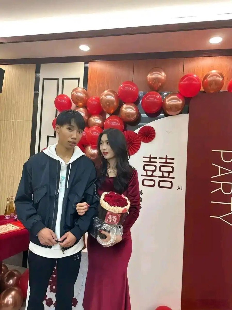 bcdeimlencrson's tweet photo. 我��纳闷 表姐咋会看上他这玩意 https://t.co/XW14gyFxhN