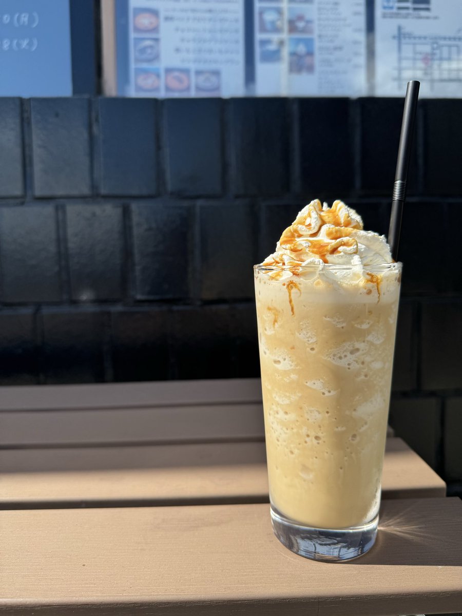 cala_cafe's tweet photo. おはようございます☺️
今日は夕方から雨予報ですが午前中は
気持ちのいいお天気なのでそんな日は
キャラメルフローズンはいかがですか🥳
木曜日の今日も1日頑張りましょー👍

＊チョコソフトクリーム　450円
＊キャラメルフローズン　700円

本日も皆さまのご来店お待ちしております🤲 https://t.co/UZmATgXVD1