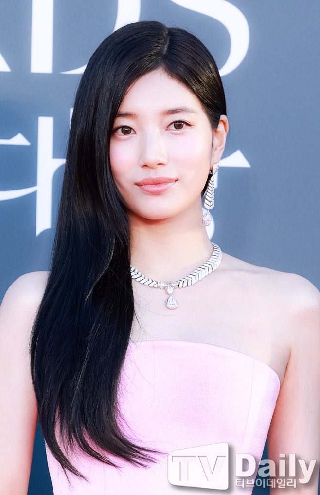 suzypopbase's tweet photo. suzy participates in narration and ost for animation 'long, long night', continuing her string of nonstop activities

<long long night>, directed by youm kyu-bock, will have its world premiere in the centrepiece section at the toronto international film festival (tiff), which will take place next month. this marks the first invitation of a korean feature-length animated film to the toronto film festival in 13 years, since director yeon sang-ho’s <the fake> in 2013. 

#긴긴밤