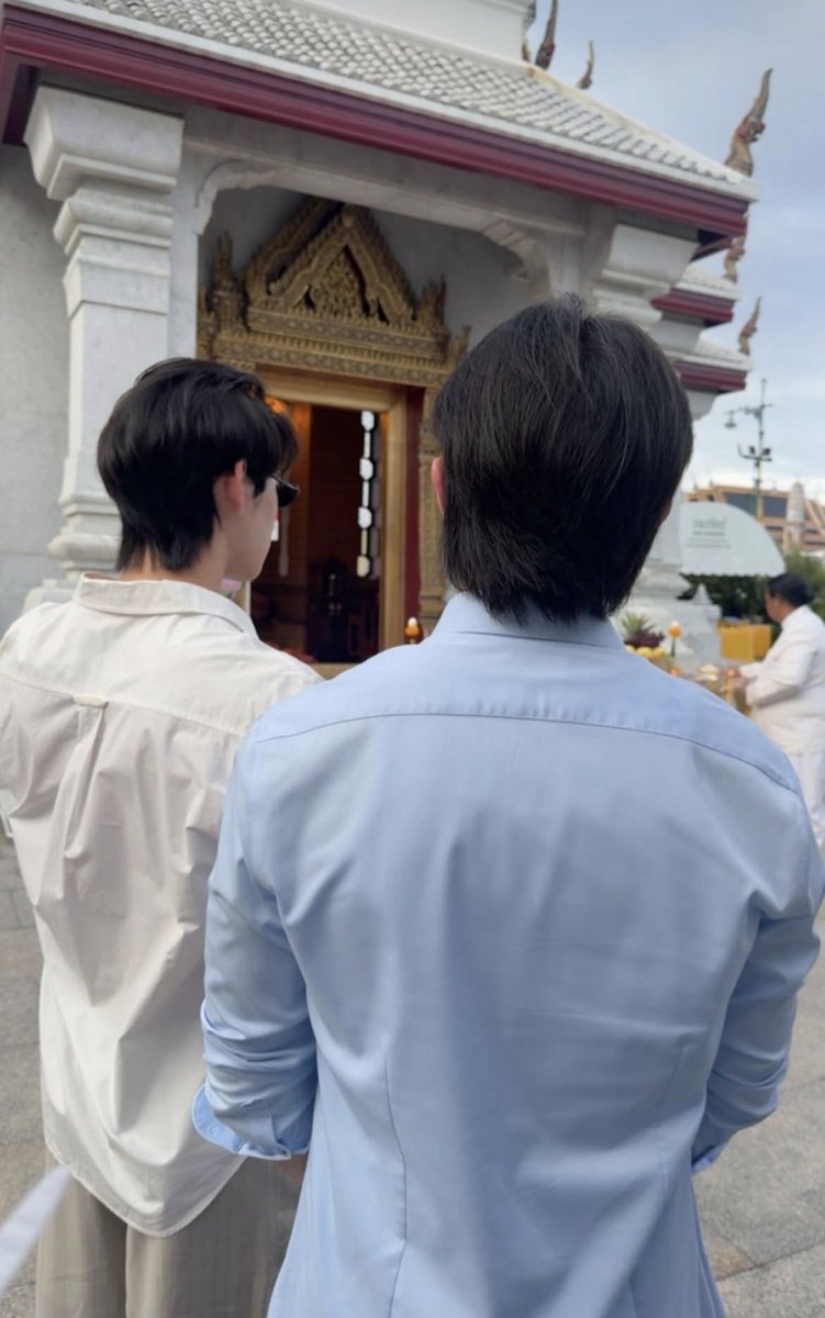 jellaryonmarr's tweet photo. ขอให้รักบ้าปังๆ น้า ㅠㅠ ได้ฤกษ์บวงสรวงแล้ว ขอให้ประสบความสำเร็จอย่างที่ทุกคนมุ่งหวัง เก่งกันมากทั้งทีมงานทั้งทีมนักแสดง แล้วดูท่านั่งวิลเลี่ยมเอส5555555 ท่านั่งบอกคาร์แรคเตอร์มากก เอ็นดูความคาดแว่นคู่ ใส่ชุดแมทช์ไปอีก สมกับเป็นวิลเลี่ยมเอสมาก 🫳🏻

#YouManiacSeries 
#WilliamEst https://t.co/HuyUGKjyZk