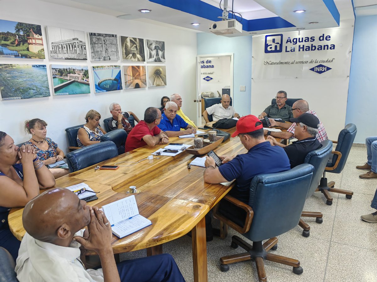 AntonioRdguezR's tweet photo. Con el Presidente de la #OSDEAyS, evaluamos en la Empresa Aguas Habana, la adecuación de su estructura, las acciones que se implementan, para minimizar el deficit de electricidad y la reparación de equipos de bombeo #CubaEstáFirme #INRHCuba https://t.co/1MtFwh6KE8