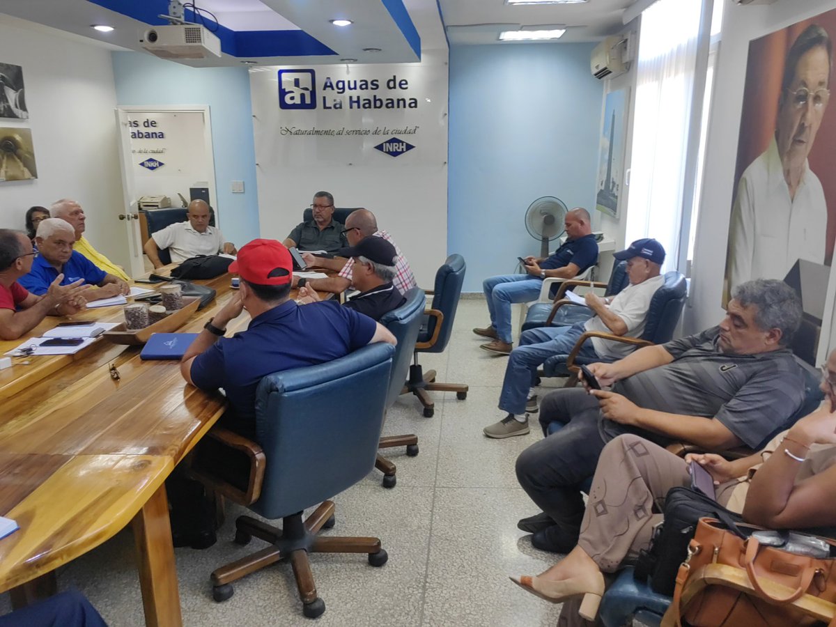 AntonioRdguezR's tweet photo. Con el Presidente de la #OSDEAyS, evaluamos en la Empresa Aguas Habana, la adecuación de su estructura, las acciones que se implementan, para minimizar el deficit de electricidad y la reparación de equipos de bombeo #CubaEstáFirme #INRHCuba https://t.co/1MtFwh6KE8