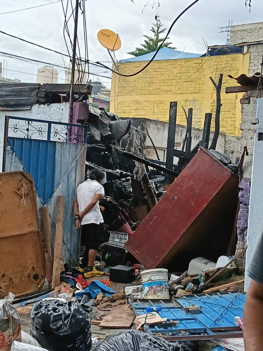 LoskaBren's tweet photo. Este vecino se la pasa quemando basura en más de una ocasión se reporto con policías pero sin solución termino por prender su casa pero el sigue como si nada afortunadamente no pasó a mayores espero ya puedan atender correctamente las denuncias realizadas 
@C5_CDMX @c4jimenez https://t.co/Io33Lh1gnt