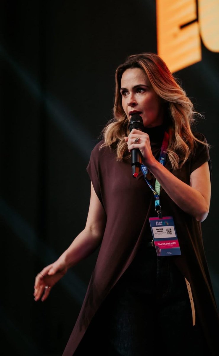ExtraRenault's tweet photo. Novos registros da Ana Paula Renault durante sua palestra 🧙‍♀️

Mais fotos dessa participação especial, porque uma só nunca seria suficiente para registrar toda a presença e a potência dessa mulher! 

📸 @/claudiatolentino_fotografia https://t.co/Tqi6yr9pAr