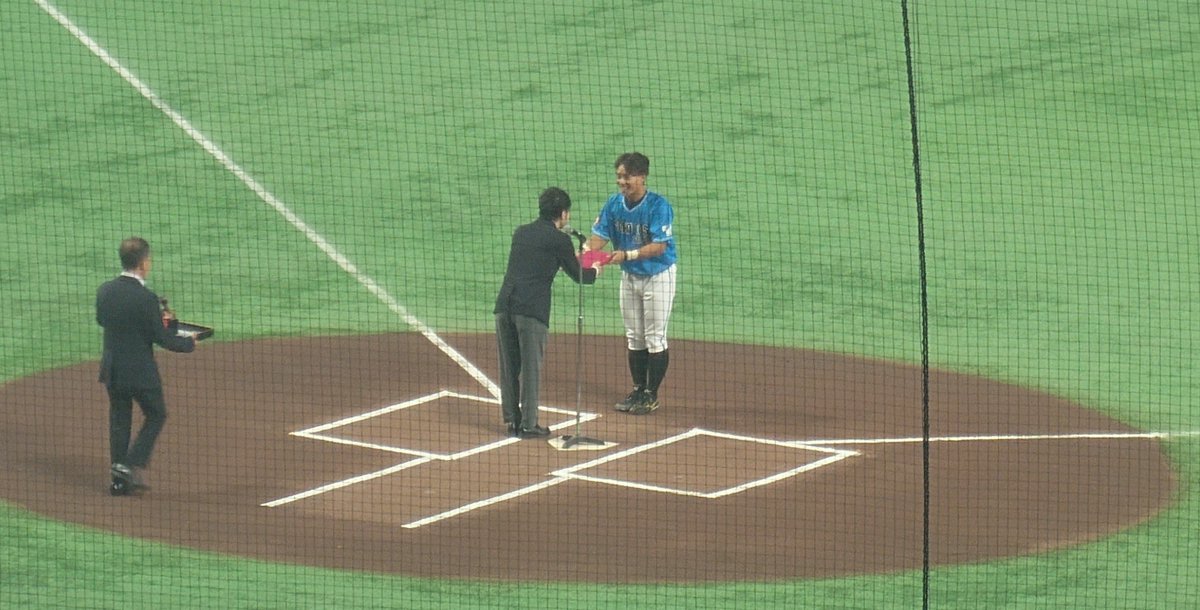 shakaijin_base's tweet photo. 柴田阿弥の弟が10年表彰！
元SKE48でフリーアナウンサーの柴田阿弥の弟で東邦ガスの柴田圭輝が、都市対抗1回戦・JR四国戦の試合前に「10年連続出場表彰」を受けた。
東邦高ー法大から東邦ガスに入社し、自チームと補強選手で10年間、東京ドーム出場を続けた名選手だ。
きょうも「4番・DH」で出場した。 https://t.co/QvC9OtzXDE